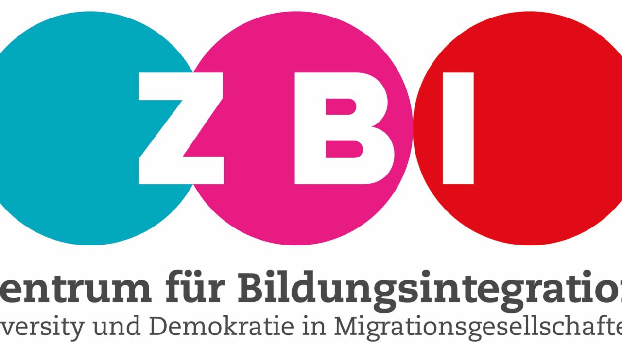 Das Logo vom Zentrum für Bildungsintegration. Abgekürzt ZBI. Im Untertitel des Logos steht Diversity und Demokratie in Migrationsgesellschaften