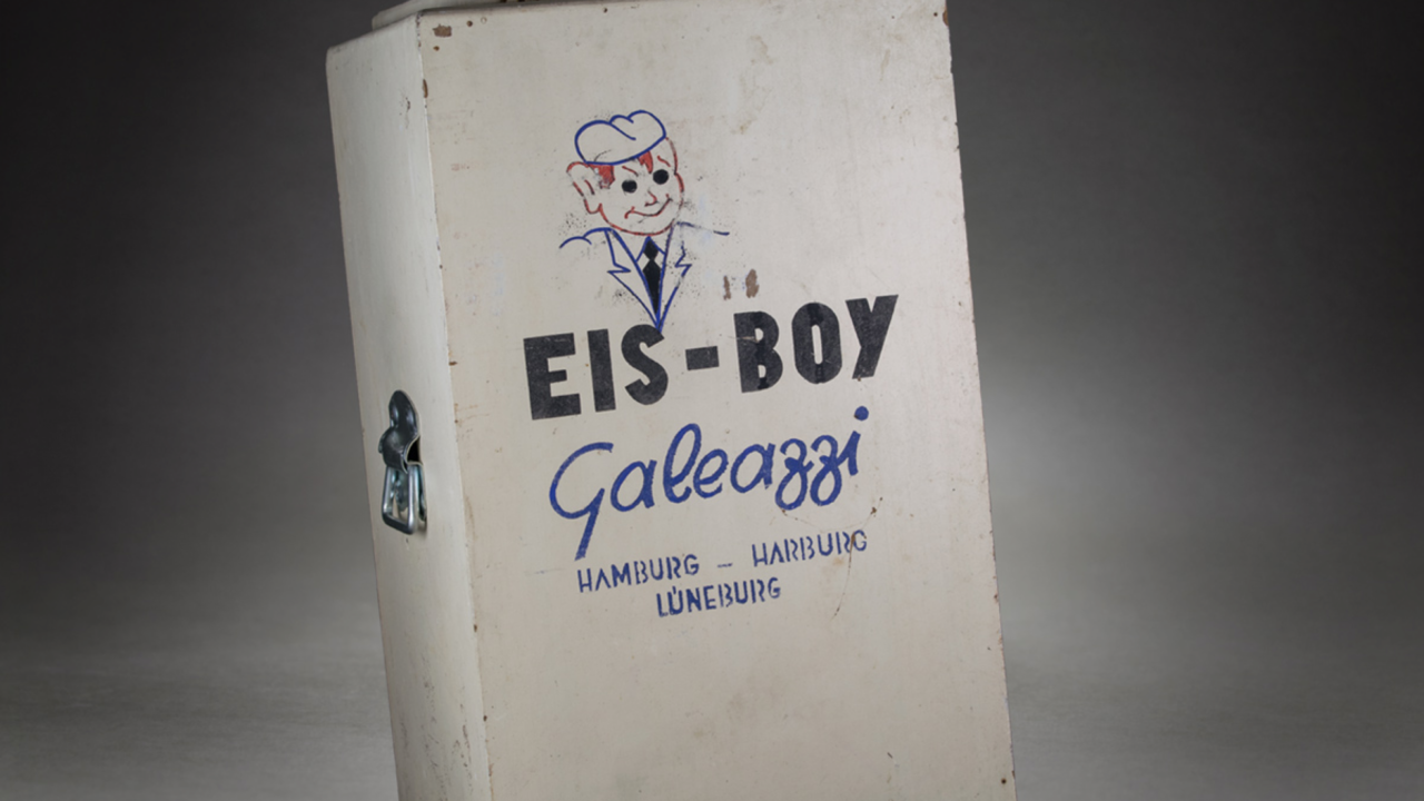 Ein Aufsteller, auf dem "Eis-Boy Galeazzi, Hamburg - Harburg, Lüneburg" steht